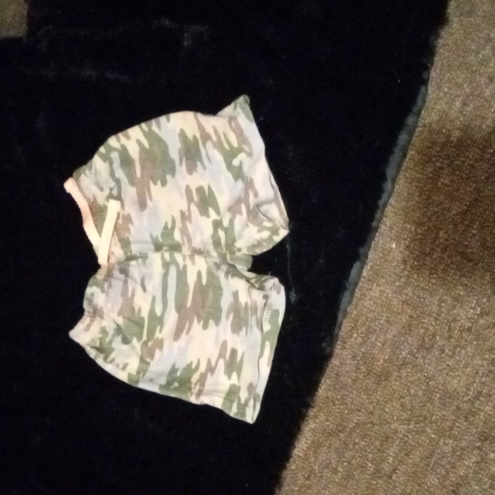 Infants girl camo shorts